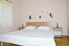 Cozy Seaside Apartment in Vinisce