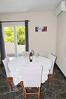 Cozy Seaside Apartment in Vinisce