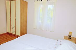 Cozy Seaside Apartment in Vinisce