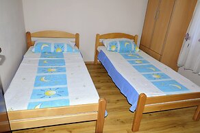 Cozy Seaside Apartment in Vinisce