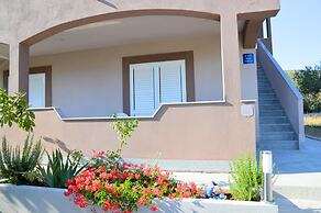 Cozy Seaside Apartment in Vinisce