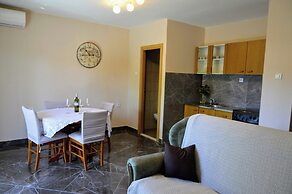 Cozy Seaside Apartment in Vinisce