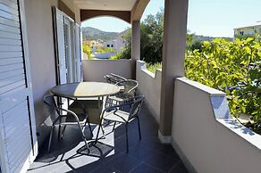 Cozy Seaside Apartment in Vinisce