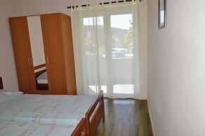 Cozy Seaside Apartment in Vinisce