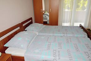 Cozy Seaside Apartment in Vinisce