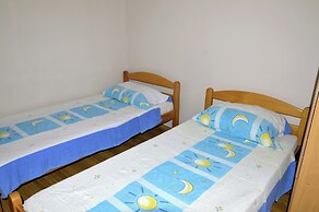 Cozy Seaside Apartment in Vinisce