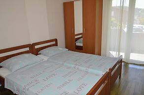 Cozy Seaside Apartment in Vinisce