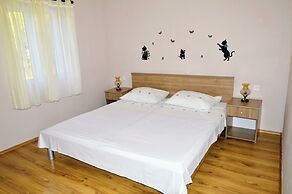 Cozy Seaside Apartment in Vinisce