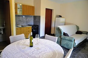 Cozy Seaside Apartment in Vinisce