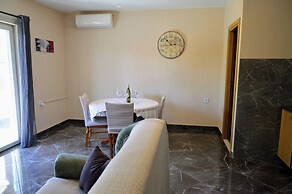 Cozy Seaside Apartment in Vinisce