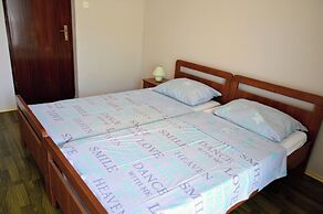 Cozy Seaside Apartment in Vinisce