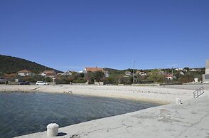 Cozy Seaside Apartment in Vinisce