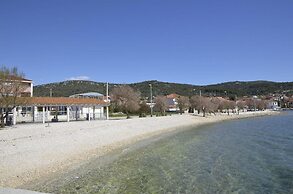 Cozy Seaside Apartment in Vinisce