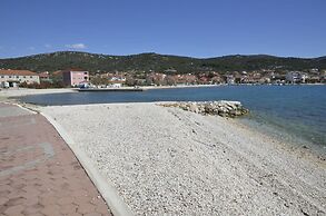 Cozy Seaside Apartment in Vinisce