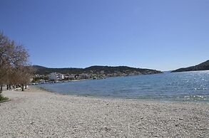 Cozy Seaside Apartment in Vinisce