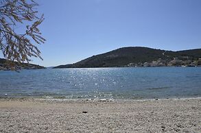 Cozy Seaside Apartment in Vinisce
