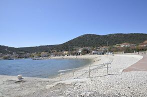 Cozy Seaside Apartment in Vinisce
