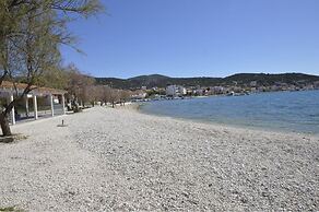 Cozy Seaside Apartment in Vinisce