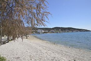 Cozy Seaside Apartment in Vinisce