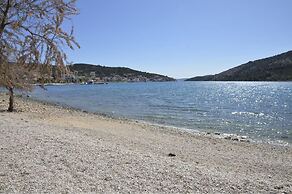 Cozy Seaside Apartment in Vinisce
