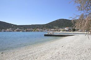 Cozy Seaside Apartment in Vinisce
