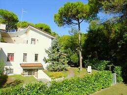 3 Room Flat With Wi-fi and Private Patio in a Green Area of Lignano Sa