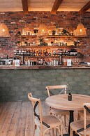 The Old Farmhouse Pub & Rooms