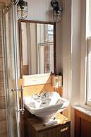 The Old Farmhouse Pub & Rooms