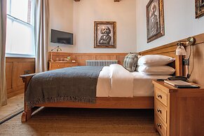 The Old Farmhouse Pub & Rooms