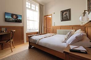 The Old Farmhouse Pub & Rooms