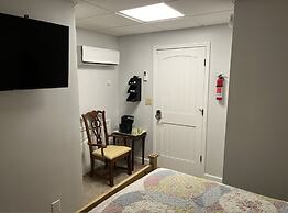 Beautiful Room Just Waiting for You Pool IS Closed