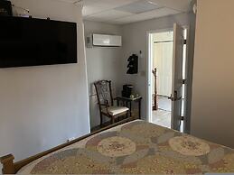 Beautiful Room Just Waiting for You Pool IS Closed