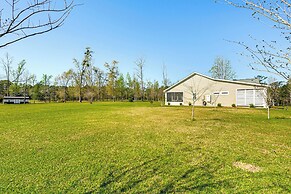 18 Mi to Fsu: Quaint Cottage on 8 Acres w/ Grill!