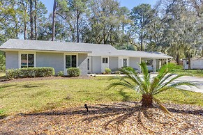 5 Mi to Dtwn Beaufort: Home w/ Screened-in Patio