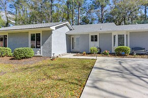 5 Mi to Dtwn Beaufort: Home w/ Screened-in Patio