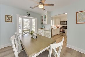 5 Mi to Dtwn Beaufort: Home w/ Screened-in Patio