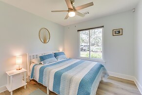 5 Mi to Dtwn Beaufort: Home w/ Screened-in Patio