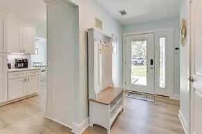 5 Mi to Dtwn Beaufort: Home w/ Screened-in Patio