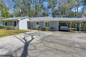 5 Mi to Dtwn Beaufort: Home w/ Screened-in Patio
