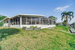 Centrally Located Cocoa Beach Haven: Walk to Shore