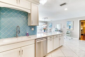 Centrally Located Cocoa Beach Haven: Walk to Shore