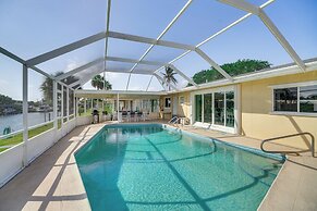 Centrally Located Cocoa Beach Haven: Walk to Shore