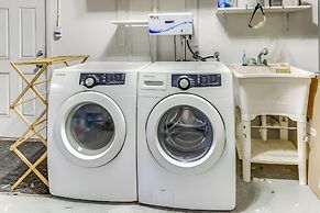 Centrally Located Cocoa Beach Haven: Walk to Shore