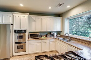 Luxe Vineyard Villa w/ Views & Fire Pit in Loomis!