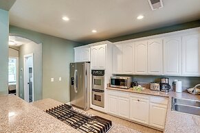 Luxe Vineyard Villa w/ Views & Fire Pit in Loomis!