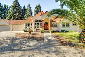 Luxe Vineyard Villa w/ Views & Fire Pit in Loomis!