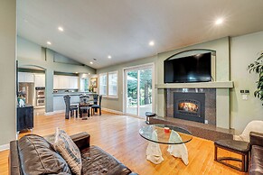 Luxe Vineyard Villa w/ Views & Fire Pit in Loomis!