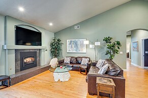 Luxe Vineyard Villa w/ Views & Fire Pit in Loomis!