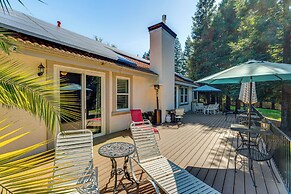 Luxe Vineyard Villa w/ Views & Fire Pit in Loomis!