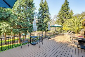 Luxe Vineyard Villa w/ Views & Fire Pit in Loomis!